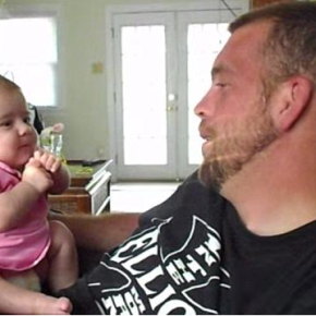 Bebé de dos meses le «habla» y le dice a su papá que lo quiere